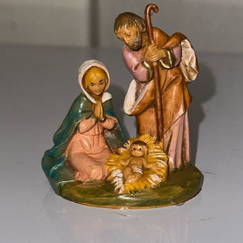Vintage‎ 1987 Fontanini small plastic resin Baby Jesus, Joseph & Mary figurine